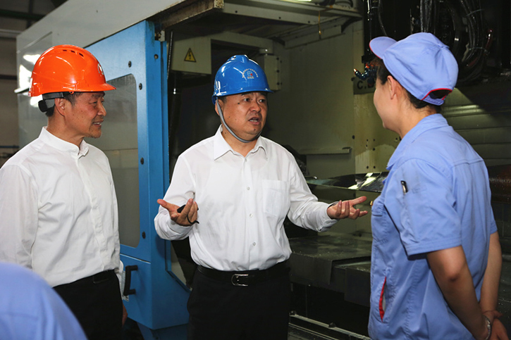 郝鹏与Stake官网集团一线出产人员深刻互换